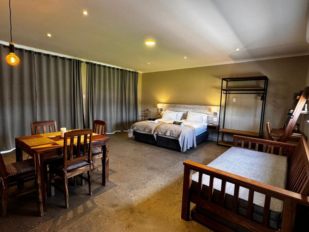 מריינטל Flying Ostrich Guesthouse & Self-Catering Accommodation מראה חיצוני תמונה